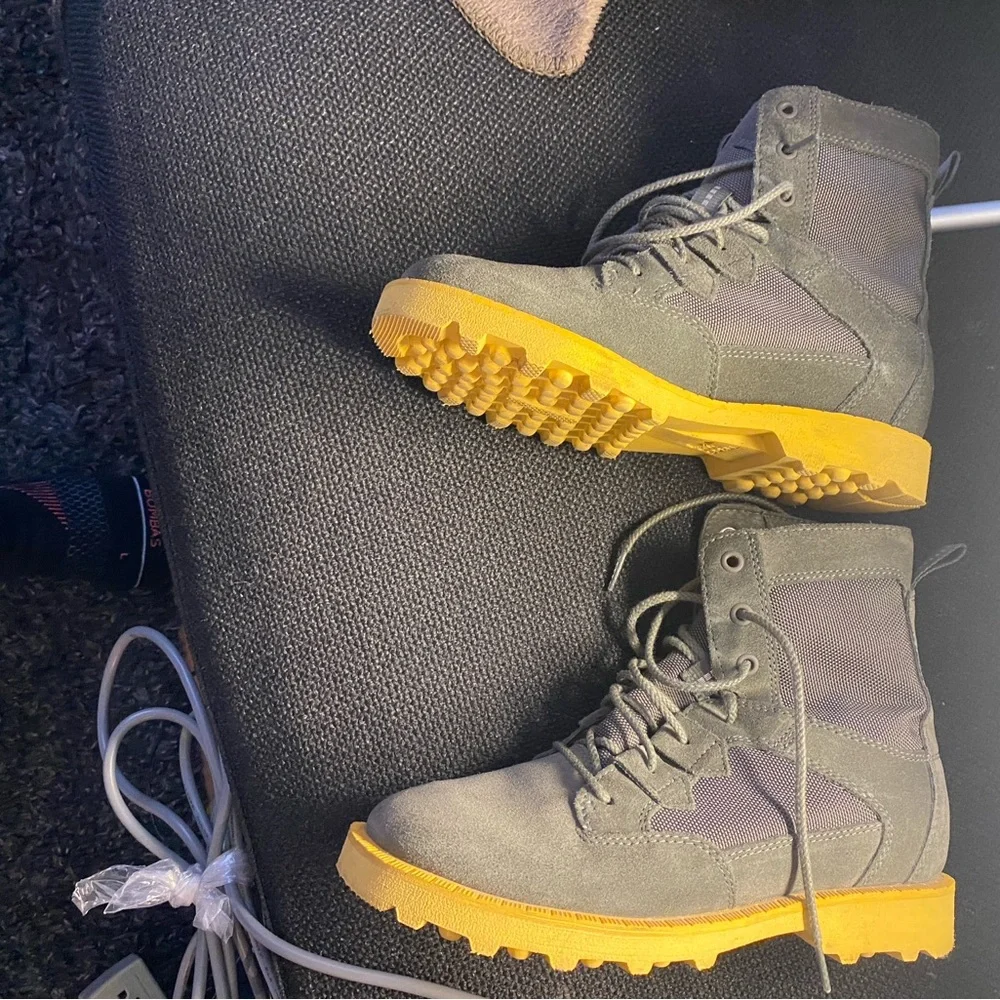 Sorel Women’s GREEN Caribou Waterproof  Boots Suede and Nylon Size 7.5